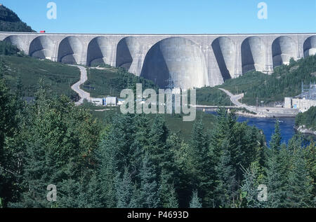 La massiccia Daniel Johnson Dam, noto anche come maniaco 5, sul fiume Manicougan in Québec Canada. È la più grande diga del suo tipo in tutto il mondo Foto Stock