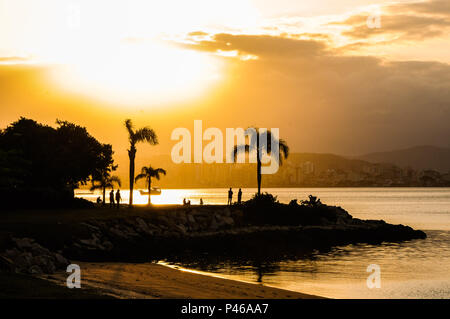 FLORIANÓPOLIS, SC - 02/10/2014: COTIDIANO - Cena do cotidiano em fim de tarde na Avenida Beira-Mar Norte em Florianópolis. (Foto: Cadu Rolim / Fotoarena) Foto Stock