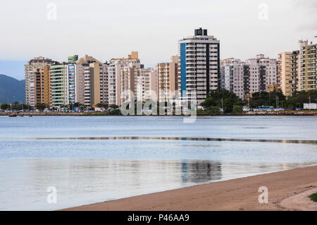 FLORIANÓPOLIS, SC - 02/10/2014: COTIDIANO - Cena do cotidiano em fim de tarde na Avenida Beira-Mar Norte em Florianópolis. (Foto: Cadu Rolim / Fotoarena) Foto Stock