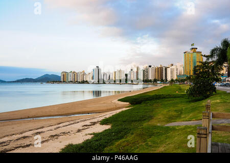 FLORIANÓPOLIS, SC - 02/10/2014: COTIDIANO - Cena do cotidiano em fim de tarde na Avenida Beira-Mar Norte em Florianópolis. (Foto: Cadu Rolim / Fotoarena) Foto Stock