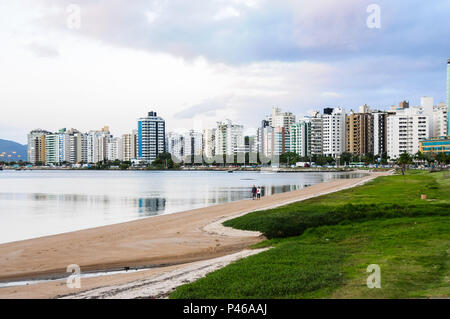 FLORIANÓPOLIS, SC - 02/10/2014: COTIDIANO - Cena do cotidiano em fim de tarde na Avenida Beira-Mar Norte em Florianópolis. (Foto: Cadu Rolim / Fotoarena) Foto Stock