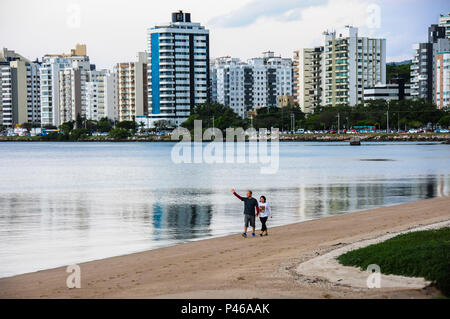 FLORIANÓPOLIS, SC - 02/10/2014: COTIDIANO - Cena do cotidiano em fim de tarde na Avenida Beira-Mar Norte em Florianópolis. (Foto: Cadu Rolim / Fotoarena) Foto Stock