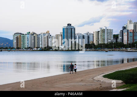 FLORIANÓPOLIS, SC - 02/10/2014: COTIDIANO - Cena do cotidiano em fim de tarde na Avenida Beira-Mar Norte em Florianópolis. (Foto: Cadu Rolim / Fotoarena) Foto Stock