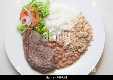 Il Santos, SP - 09/02/2013: carne - Arroz com feijão e farofa com salada de alface, pomodori e cebola. (Foto: Douglas Aby Saber/ FotoArena) Foto Stock