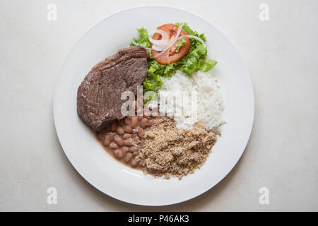 Il Santos, SP - 09/02/2013: carne - Arroz com feijão e farofa com salada de alface, pomodori e cebola. (Foto: Douglas Aby Saber/ FotoArena) Foto Stock