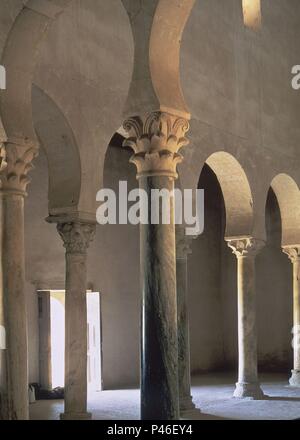 La Iglesia-MOZARABE interiore. Posizione: MONASTERIO DE SAN MIGUEL DE LA ESCALADA, GRADEFES, LEON, Spagna. Foto Stock