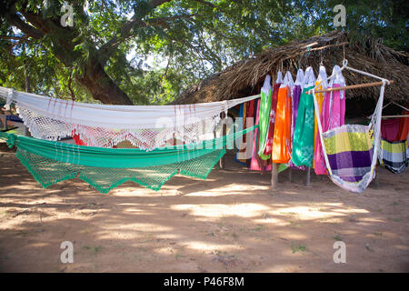 Vendas de redes de Descanso na BR-316 na comunidade Brejinho, prÃ³ximo de Caxias no MaranhÃ£o. Caxias/ma, Brasil. 13/05/2014. Foto: (MoisÃ©s Saba/Fotoarena) Foto Stock