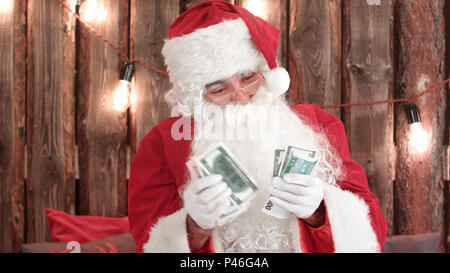 Santa Claus contando il suo denaro e che mostra la scomparsa di denaro trucco Foto Stock