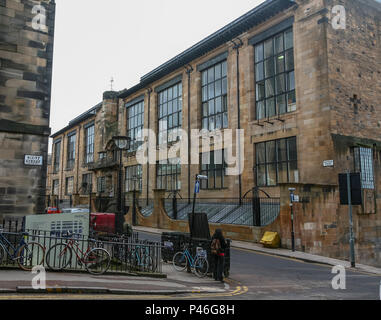 Foto scattata prima gli incendi della porta e ingresso al Charles Rennie Mackintosh progettato Glasgow School of Art di Glasgow, Scotland, Regno Unito Foto Stock