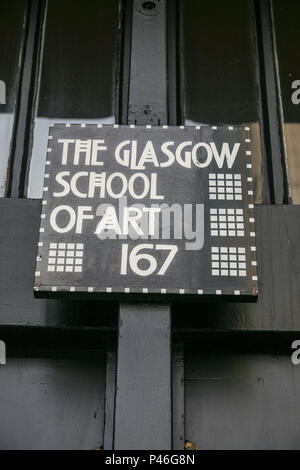 Foto scattata prima gli incendi del segno sopra l'ingresso del Charles Rennie Mackintosh progettato Glasgow School of Art di Glasgow, Scotland, Regno Unito Foto Stock