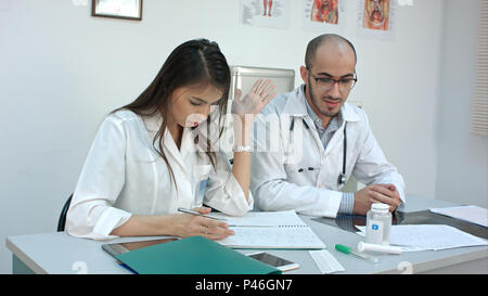 Due medici hanno conflitti in ufficio Foto Stock