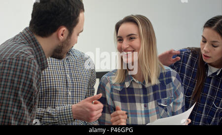 Allegro team di ingegneri che lavorano insieme in studio di architetto Foto Stock