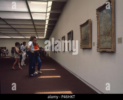 La SALA DEL MUSEO CON GENTE MIRANDO CUADROS. Posizione: MUSEO VAN GOGH, Amsterdam, Olanda. Foto Stock