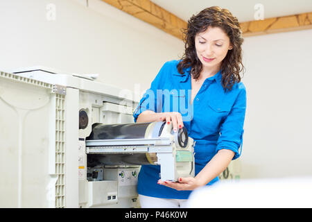 Donna affascinante stampante di fissaggio Foto Stock