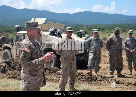 Sgt. 1. Classe Barry Cannon, ingegnere 168a brigata, Mississippi esercito Guardia Nazionale partecipa a una riunione a Novo Selo Area Formazione, Bulgaria, 25 giugno 2016 durante il funzionamento la risoluta Castello. La Mississippi esercito nazionale Guard trascorso diverse settimane qui espandendo un serbatoio poligono di tiro e la costruzione di un munizioni area di mantenimento per supportare grandi esercizi di addestramento. (U.S. Foto dell'esercito da 1Lt. Matthew Gilbert, ingegnere 194th brigata, Tennessee esercito nazionale Guard) Foto Stock