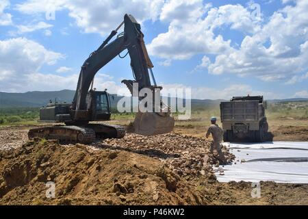 Sgt. 1. Classe Barry Cannon, ingegnere 168a brigata, Mississippi Esercito Nazionale Guardia, sovrintende alla costruzione di un serbatoio tiro a Novo Selo Area Formazione, Bulgaria, 25 giugno 2016 durante il funzionamento la risoluta Castello. Cannon ha portato quasi due decenni di esperienza di costruzione del sito per garantire che la costruzione era rimasto fino a standard e sulla pianificazione. (U.S. Foto dell'esercito da 1Lt. Matthew Gilbert, ingegnere 194th brigata, Tennessee esercito nazionale Guard) Foto Stock