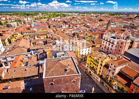 Città di Verona vista aerea dalla Torre dei Lamberti, i tetti della città vecchia, regione italiana Veneto Foto Stock