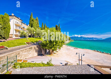 Lago di Garda spiaggia in vista di Sirmione, regione Lombardia di Italia Foto Stock