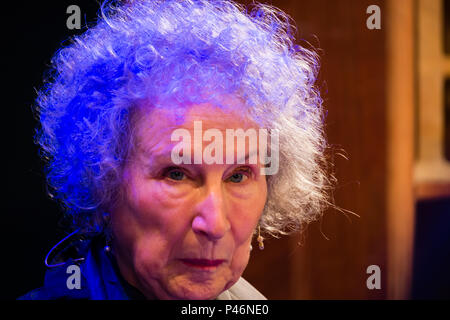 MARGARET ATWOOD, romanziere canadese, scrittore, commentatore. Autore della dystopian classico 'l'Handmad del racconto " figuranti al 2018 Hay Festival della letteratura e delle arti. Il festival annuale nella piccola cittadina di Hay on Wye sulle frontiere gallese , attrae scrittori e pensatori da tutto il mondo per dieci giorni di celebrazioni dei migliori della parola scritta, ma politico e il dibattito letterario Foto Stock