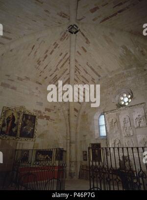 La sala capitolare - ANTIGUA CLASE DE MUSICA - INTERNO TARDORROMANICO - SIGLO XII - A BOVEDA DE OJIVAS. Posizione: Catedral, Sigüenza, GUADALAJARA, Spagna. Foto Stock