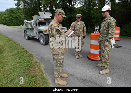 Soldati con la con la Tennessee Guardia Nazionale 269della Polizia Militare Company, 117Polizia Militare battaglione, ingegnere 194th brigata, aggiornare Lt. Col. Stephen Murphy, U.S. Esercito di ingegneri Nashville District commander, durante una sicurezza di esercizio di assistenza per proteggere la Old Hickory Dam e potente e Switchyard in Hendersonville, Tennessee, 20 giugno 2016. (USACE foto di Leon Roberts) Foto Stock