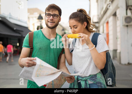 I giovani che viaggiano persone divertimento in città Foto Stock