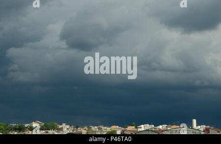 SÃO PAULO, SP - 25/11/2014: CLIMA TEMPO - Um forte temporale forma se na tarde desta Terça-Feira, nas imediações fare CT Joaquim grava, Zona Leste de São Paulo. (Foto: Gero / Fotoarena) Foto Stock