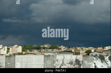 SÃO PAULO, SP - 25/11/2014: CLIMA TEMPO - Um forte temporale forma se na tarde desta Terça-Feira, nas imediações fare CT Joaquim grava, Zona Leste de São Paulo. (Foto: Gero / Fotoarena) Foto Stock