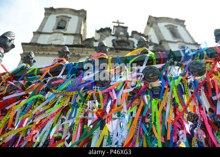 SALVADOR, BA - 26/12/2014: ÚLTIMA SEXTA-FEIRA DO ANO EM SALVADOR - (Amarrando fitinha do Bonfim e fazendo pedidos. Tradição nos gradis da igreja) Na última Sexta-feira do ano, em Salvador, fiéis sobem una colina Sagrada para pedir bençãos e agradecer ao Senhor do Bonfim, na Igreja do Bonfim. Para os devotos fare candomblé una sexta-feira é o dia dedicado ao orixá Oxalá, que no sincretismo é o Senhor do Bonfim - Gesù. Neste dia, veste-se o branco em reverência ao pai maior dos Orixás, Oxalá. Várias missas campais são celebradas duranti o dia, desde come cinco da manhã. Em frente a igreja, há também come Foto Stock