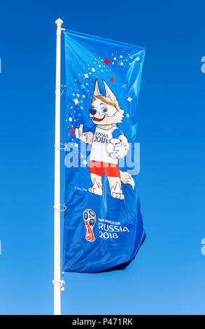 Samara, Russia - 17 Giugno 2018: bandiera con la mascotte ufficiale del 2018 FIFA World Cup Zabivaka contro il cielo blu Foto Stock