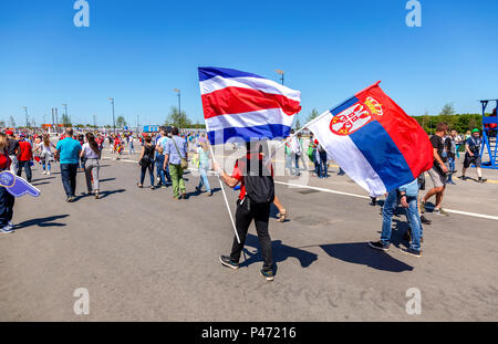 Samara, Russia - 17 Giugno 2018: gli appassionati di calcio con le bandiere della Costa Rica e la Serbia vicino allo stadio durante il 2018 della Coppa del Mondo FIFA Foto Stock