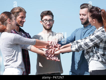 Un gruppo di giovani mostra la loro unità. Foto Stock