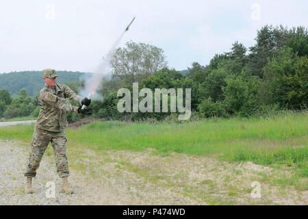 Un istruttore dimostra di pirotecnica per controller di osservatore presso l'osservatore Coach Trainer Academy, durante l'operazione di risposta rapida a JMRC, Hohenfels Area Formazione nel sud-est della Germania, Giugno 8, 2016. Esercizio risposta rapida è uno dei premier militari di risposta alle crisi eventi di formazione per multi-nazionale Airborne Forces nel mondo. Questo esercizio è progettato per ottimizzare la disponibilità del nucleo di combattimento di U.S. Global Response Force -- attualmente l'ottantaduesima Airborne Division della brigata 1a combattere la squadra -- per condurre una rapida risposta di joint-ingresso forzato e seguire-sulle operazioni a fianco di Allie Foto Stock