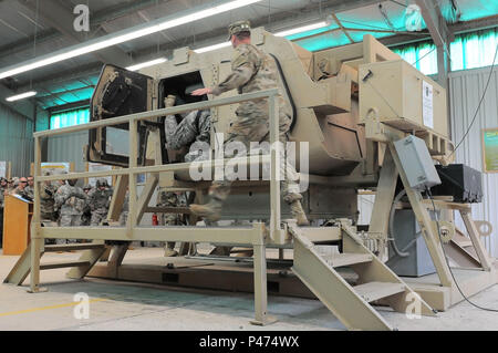 Un istruttore giunchi per assistere i soldati in uscita un laminato simulato su veicolo durante la fuoriuscita HMMWV Assistenza Formazione (calore) a l'osservatore Coach Trainer Academy, durante l'operazione di risposta rapida a JMRC, Hohenfels Area Formazione nel sud-est della Germania, 10 giugno 2016. Calore soldati insegna come reagire e sopravvivere in caso di ribaltamento del veicolo evento. Esercizio risposta rapida è uno dei premier militari di risposta alle crisi eventi di formazione per multi-nazionale Airborne Forces nel mondo. Questo esercizio è progettato per ottimizzare la disponibilità del nucleo di combattimento di U.S. Global Response Force -- Foto Stock