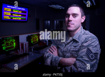 Il personale Sgt. Daniel Kennett, uno spazio systems operator, opere in stato solido Phased Array Radar Sistema. Kennett è in grado di tenere traccia di qualcosa della grandezza di un softball nello spazio. Costruito durante la Guerra Fredda, il missile balistico sistema di allarme rapido è stato caricato con la missione di rivelare potenziali lanci di missili da parte dell'Unione Sovietica. Oggi il sito BMEWS che questo radar è parte, su Clear Air Force Station, Alaska è disattivato, producendo il più recente stato solido Phased Array Radar Sistema. Stati Uniti Air Force foto/Tech. Sgt. David Salanitri) Foto Stock