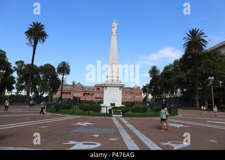 BUENOS AIRES, Argentina - 21/01/2015: PRAÇA DE MAIO - a Praça de Maio (em castelhano Plaza de Mayo) é un principal Praça do Centro da Cidade de Buenos Aires, Argentina. A Praça sempre foi o centro da vida política de Buenos Aires, desde un época até coloniale a atualidade. Seu nome comemora un Revolução de Maio de 1810, que iniciou o processo de independência das colônias da região do sul da América do Sul. Nessun centro da Praça de Maio encontra-se un Pirâmimde de Maio, o primeiro monumento patriótico que teve un cidade de Buenos Aires. No mês de abril de 1811, un Primeira Junta decidiu mandar construir Foto Stock