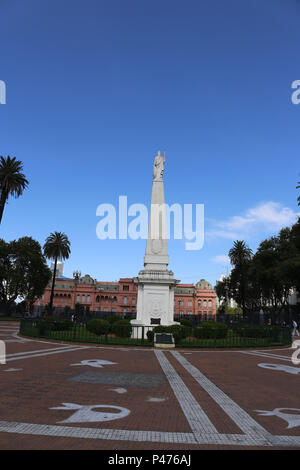 BUENOS AIRES, Argentina - 21/01/2015: PRAÇA DE MAIO - a Praça de Maio (em castelhano Plaza de Mayo) é un principal Praça do Centro da Cidade de Buenos Aires, Argentina. A Praça sempre foi o centro da vida política de Buenos Aires, desde un época até coloniale a atualidade. Seu nome comemora un Revolução de Maio de 1810, que iniciou o processo de independência das colônias da região do sul da América do Sul. Nessun centro da Praça de Maio encontra-se un Pirâmimde de Maio, o primeiro monumento patriótico que teve un cidade de Buenos Aires. No mês de abril de 1811, un Primeira Junta decidiu mandar construir Foto Stock