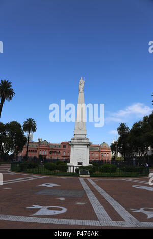 BUENOS AIRES, Argentina - 21/01/2015: PRAÇA DE MAIO - a Praça de Maio (em castelhano Plaza de Mayo) é un principal Praça do Centro da Cidade de Buenos Aires, Argentina. A Praça sempre foi o centro da vida política de Buenos Aires, desde un época até coloniale a atualidade. Seu nome comemora un Revolução de Maio de 1810, que iniciou o processo de independência das colônias da região do sul da América do Sul. Nessun centro da Praça de Maio encontra-se un Pirâmimde de Maio, o primeiro monumento patriótico que teve un cidade de Buenos Aires. No mês de abril de 1811, un Primeira Junta decidiu mandar construir Foto Stock