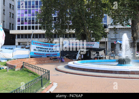 BUENOS AIRES, Argentina - 21/01/2015: PRAÇA DE MAIO - a Praça de Maio (em castelhano Plaza de Mayo) é un principal Praça do Centro da Cidade de Buenos Aires, Argentina. A Praça sempre foi o centro da vida política de Buenos Aires, desde un época até coloniale a atualidade. Seu nome comemora un Revolução de Maio de 1810, que iniciou o processo de independência das colônias da região do sul da América do Sul. Un Associação dos civile Veteranos de Guerra é um dos movimentos que mantem acampamento fixo na Praça de Maio para reivindicar auxílios saúde e financeiro. Foto: Andre Chaco / Fotoarena (Limita Foto Stock