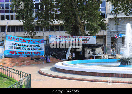 BUENOS AIRES, Argentina - 21/01/2015: PRAÇA DE MAIO - a Praça de Maio (em castelhano Plaza de Mayo) é un principal Praça do Centro da Cidade de Buenos Aires, Argentina. A Praça sempre foi o centro da vida política de Buenos Aires, desde un época até coloniale a atualidade. Seu nome comemora un Revolução de Maio de 1810, que iniciou o processo de independência das colônias da região do sul da América do Sul. Un Associação dos civile Veteranos de Guerra é um dos movimentos que mantem acampamento fixo na Praça de Maio para reivindicar auxílios saúde e financeiro. Foto: Andre Chaco / Fotoarena (Limita Foto Stock