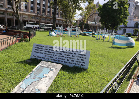 BUENOS AIRES, Argentina - 21/01/2015: PRAÇA DE MAIO - a Praça de Maio (em castelhano Plaza de Mayo) é un principal Praça do Centro da Cidade de Buenos Aires, Argentina. A Praça sempre foi o centro da vida política de Buenos Aires, desde un época até coloniale a atualidade. Seu nome comemora un Revolução de Maio de 1810, que iniciou o processo de independência das colônias da região do sul da América do Sul. Come cruzes fincadas representam come 649 vidas argentinas perdidas nas Ilhas Malvinas e também nessun continente, no Sul da Patagônia. Foto: Andre Chaco / Fotoarena (restrizione: Sud America diritti Foto Stock