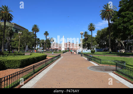 BUENOS AIRES, Argentina - 21/01/2015: PRAÇA DE MAIO - a Praça de Maio (em castelhano Plaza de Mayo) é un principal Praça do Centro da Cidade de Buenos Aires, Argentina. A Praça sempre foi o centro da vida política de Buenos Aires, desde un época até coloniale a atualidade. Seu nome comemora un Revolução de Maio de 1810, que iniciou o processo de independência das colônias da região do sul da América do Sul. Nessun centro da Praça de Maio encontra-se un Pirâmimde de Maio, o primeiro monumento patriótico que teve un cidade de Buenos Aires. No mês de abril de 1811, un Primeira Junta decidiu mandar construir Foto Stock