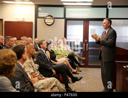 William "Bill" Taylor, Programma Delegato sistemi terrestri e un membro del Senior Executive, servizio parla al pubblico durante un cambiamento di leadership cerimonia giugno 21 a bordo del Marine Corps base Quantico, Virginia. Taylor-che ha servito come il Marine Corps' solo PEO dal 2007-rinunciato i suoi doveri dopo essere stato selezionato come il prossimo assistant vice comandante per il supporto per Marine Corps Aviation. Foto Stock