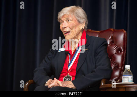 Maxwell AFB, AL - Alba Seymour, 2016 Raccolta delle Aquile honoree, ci parla del suo tempo come membro delle donne di servizio militare di piloti (WASP), durante la fase di comando dell'aria e lo Staff College's 2016 Raccolta delle Aquile evento, Giugno 1, 2016 Maxwell Air Force Base, Ala. durante il suo servizio in Vespa, Seymour è volato oltre 700 ore in B-17 e addestrati gunners per il D-Day invasione e dovere nel teatro del Pacifico. Ella si è aggiudicato la Congressional Gold Medal nel 2010. (U.S. Air Force photo/ Donna Burnett/rilasciato) Foto Stock