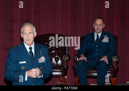 Maxwell AFB, Ala. - Maggiore Generale James Hawkins, Commander, XVIII Air Force, Scott Air Force Base, Ill., presiede la cerimonia di pensionamento del colonnello Wayne Cooper, Commander, supporto educativo Squadron, Spaatz centro ufficiale per le adesioni, Maxwell Air Force Base, giu 3, 2016. (US Air Force foto di Bud Hancock/rilasciato) Foto Stock