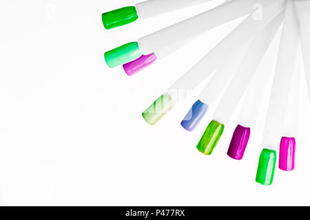 Smalti per unghie di colori con i campioni di smalto per unghie Foto Stock