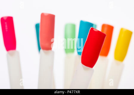 Smalti per unghie di colori con i campioni di smalto per unghie Foto Stock