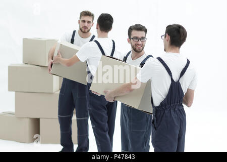 Foto di lavoratori che passano ogni altre caselle quando cappelli mobili. Foto Stock