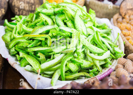 Il verde delle fette di frutta secca in un cestello Foto Stock