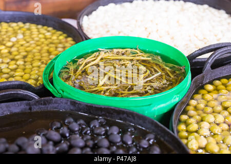 Assortimento di olive e sottaceti sul mercato Foto Stock